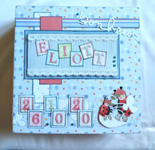 dessus d'un coffret naissance scrappé, personnalisé pour Eliott avec sa date de naissance de couleur bleu creation artisanale de Lideatelier, savoie, chambery