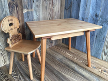 Kindertisch Höhe 52cm, aus Massivholz. Hergestellt bei Zauggbowil