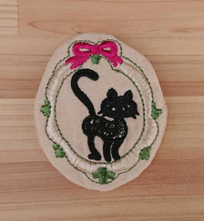 バッジみたいな 刺繍のブローチ 880円→350円（税込）   約 7.5cm   