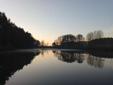 Gewässer bei Sonnenuntergang