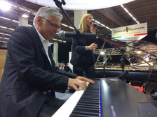 Bild von Andreas Puster am Klavier und Nicole Freidrich am Gesang auf der Musikmesse 2017 bei Blüthner Pianos