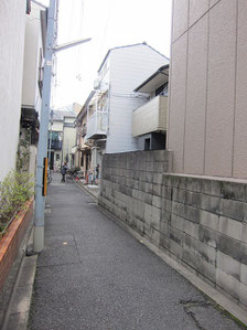 大通りからおよそ2.5mの通路を進んでいきます。