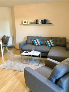 Wohnzimmer mit Sessel. Coach ist ausziehbar als Bett.