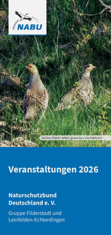 Titelblatt des Programmflyers 2026 des NABU Filderstadt und Leinfelden-Echterdingen. Darauf abgebildet zwei Rebhühner im Gras vor einem Gebüsch..
