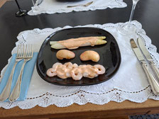 Crevetten, Coktailsauce, Pfirsiche, Spargeln