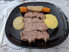 Siedfleisch mit Kräuter- und Meerrettichsauce und Gemüse