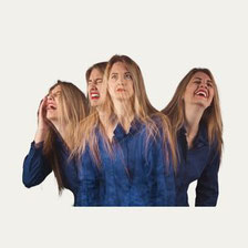 Photo multi-expositions d'une femme avec plusieurs visages exprimant différentes émotions: la joie, la tristesse, la colère, la peur. 