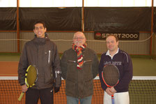 N. PROST-DUMONT (vainqueur), G. VOUAUX (arbitre) et E. DE MAGALHAES (finaliste)