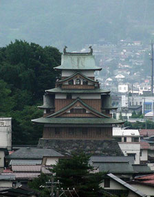 　窓からは高島城(復元)が見えた