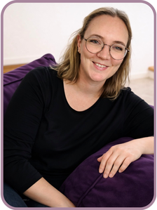 Porträtfoto von Stephanie Weis im Bereich "Kennenlerngespräch" auf der Website. Stephanie Weis sitzt lächelnd auf einem Sofa. Daneben befindet sich ein Text zum Ablauf eines Erstgesprächs, sowie Button mit der Aufschrift "Ablauf und Kosten". 
