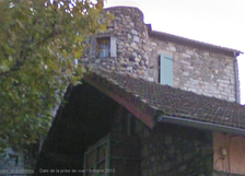 Une tour est  visible de la place en haut.
