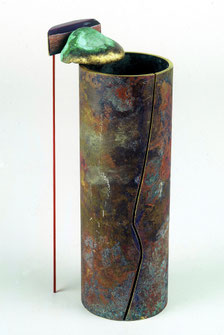 Plastik , Kartusche, Messinghülse,Bronze patiniert, Goldblatt,Holz, Messing, farbig,Glas rot, Bronze patiniert, Krieg; Kunst Plastik, Skulptur, 