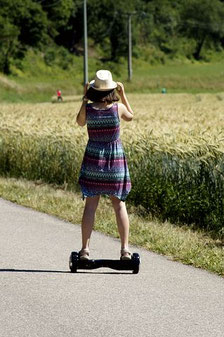 fillette joue sur hoverboard