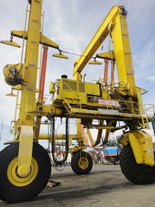 La grue portique du chantier naval d'Etaples