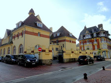 La façade arrière de la poste du Touquet, donnant sur la rue de Londres