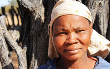 En junio, los bosquimanos de Ranyane desafiaron con éxito los intentos del Gobierno de desalojarlos de su tierra ante el Tribunal Supremo de Botsuana. ©Survival International 