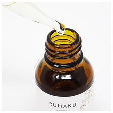 Ruhaku olio detergente formulato da fonti  naturali AHA provenienti da 5 estratti botanici questo olio lascerà la pelle  luminosa e pulita.