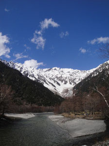 【上高地4月下旬】穂高連峰はまだ雪が残る