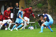 Verfolgungsjagd: Horneburgs Tobias Guse (l.) versucht hier FC-Akteur Mehmet Öztürk einzuholen. Foto: Andre Hilgers