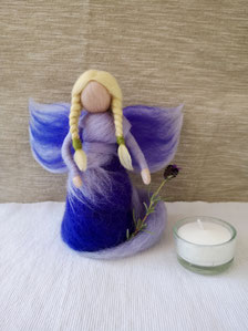 Handgefertigte Lavendel Fee aus feiner Märchenwolle – beruhigende Filzkunst in Violett, ideal als Deko, Geschenk oder Jahreszeitentisch.