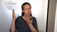 Foto: Angelika Gorn gebärdet im folgendem untenstehendem Video "Willkommen! Verlorene Söhne nach Lukas 15"