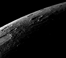 Merkurs Tag-Nacht-Grenze zeigt viele Krater, die aber von keiner großartigen Atmosphäre geschützt werden. MESSENGER-Aufnahme vom 8. September 2010.