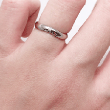 ▲Ailes_50 K18WG/ダイヤモンドリング（幅3.0ミリ）Ailes_46と同じデザイン,ご婚約指輪に合わせる時にはこの方向も良いです
