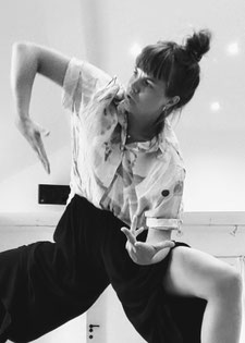 Marieke Heins tanzt in ihrem Sonatic Dance Flow in Hamburg Rissen