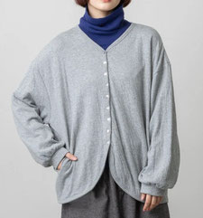 多ボタンカーデガン フォーユー価格　3,480円(税込) 前後差をつけて バランスのとりやすい 丈感にしてあります   