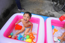 プールで水遊びを楽しむ子供