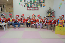 クリスマス会で楽器を演奏する子ども達