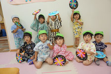 縁日で浴衣を着た子ども達