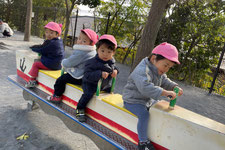 公園でロッキング遊具で遊ぶ子ども達