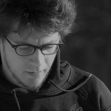 Schwarz-weißes Profilbild von Nico und Link zu seinem Bericht