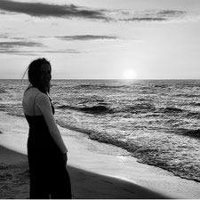 Schwarz-weiß Bild von Wortmut am Strand und Link zu ihrem Bericht