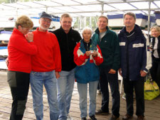 3. Platz der HH Meisterschaft BSV - die Repräsentanten des SVRG mit Regattaleiterin Sylvia Dutzke (links außen)  und BSV Sportreferent Detlev Smarsly (rechts außen)