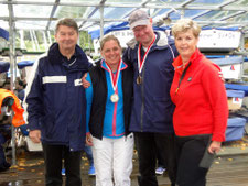 1. Platz Bernd Sievers und Bianca Dyckhoff mit Regattaleiterin Sylvia Dutzke und BSV Sportreferent Detlev Smarsly