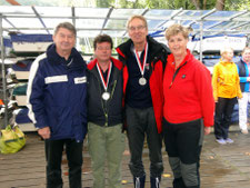 2. Platz Heiner Bertram und Sebastian Frehsee mit Regattaleiterin Sylvia Dutzke und BSV Sportreferent Detlev Smarsly