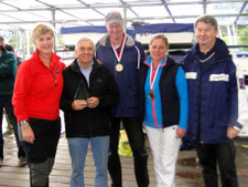 2. Platz der HH Meisterschaft BSV - die Repräsentanten der BSG Beiersdorf mit Regattaleiterin Sylvia Dutzke (links außen)  und BSV Sportreferent Detlev Smarsly (rechts außen)