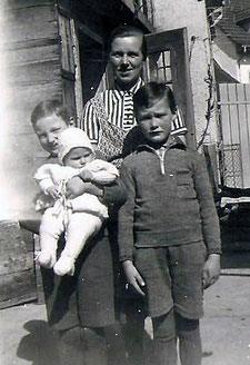 Anni 1943 mit Heinz, Kurt und Urs (Baby)