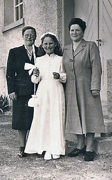 1. Kommunion von Anita mit Gotten Alma (l.) und Frieda