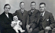 Familie Burkhart 1943: Anni, Urs, Hein, Kurt, Fritz (v.l.)