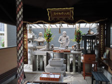 太平寺境内　名医北山寿安の墓　石像の不動明王になってます。