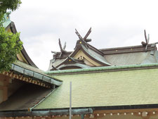 桃山時代の建築様式を取り入れ流造で葺きおろし､正面に千鳥破風･すがり破風･千鳥破風の三破風を据えたもの。