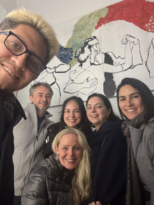 Auf Facebook per Zufall gesehen: Ein Selfie vor meiner "Kunst-am-Bau"-Arbeit in Wien.