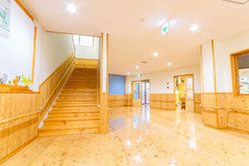 1F廊下と階段 長崎市つばさ保育園