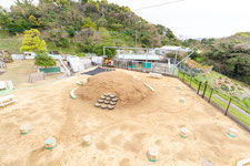 非常口から園庭の景色 長崎市つばさ保育園