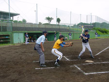 主審は井上さん、捕手石井さん