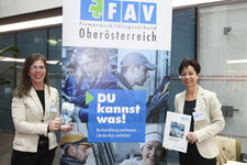 Das Team des FAV OÖ vor einem Rollup mit Infos zu "Du kannst was"