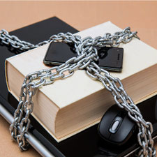 Buch, Smartphone und Notebook in Ketten